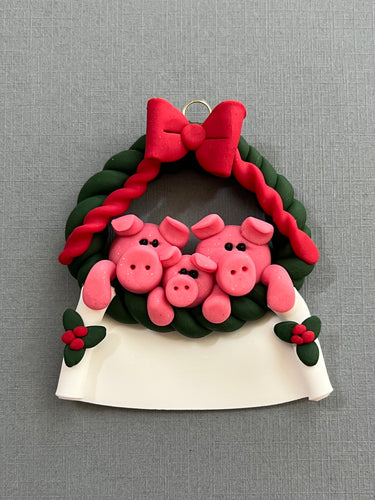 3 Pigs in Wreath